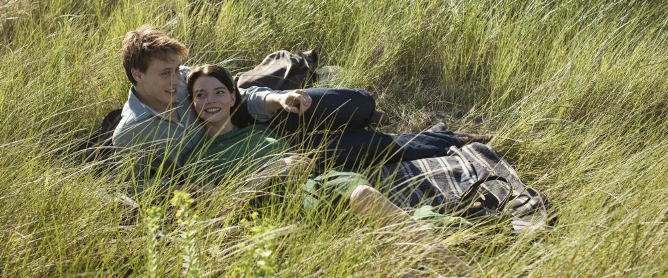 Anya Taylor-Joy y Charlie Heaton en el-secreto-de-marrowbone