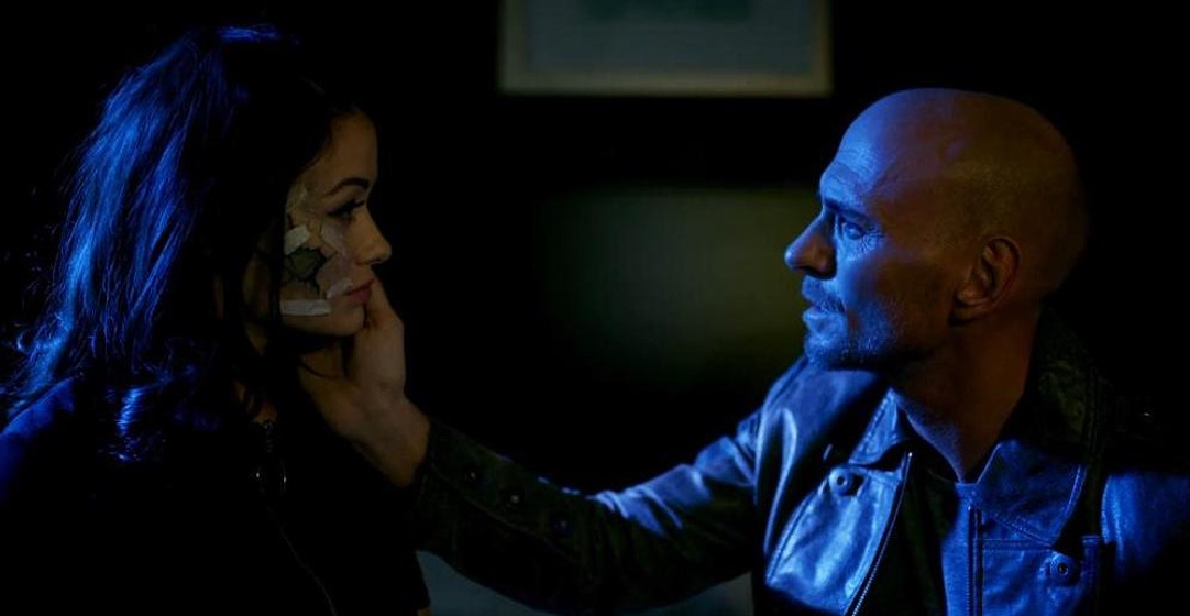 Luke Goss y Jess Impiazzi en r-i-a