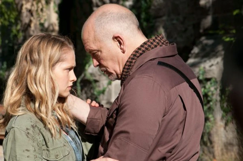 John Malkovich y Teresa Palmer en memorias-de-un-zombie-adolescente