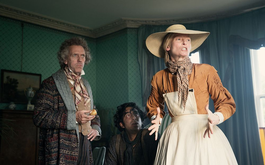 Tilda Swinton, Hugh Laurie y Dev Patel en La Increíble Historia de David Copperfield