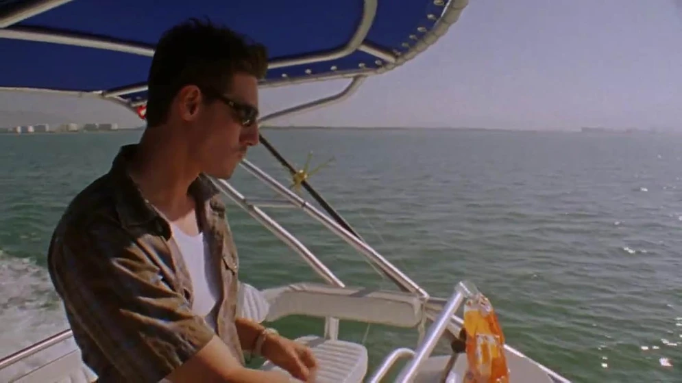 Eric Balfour en dinoshark