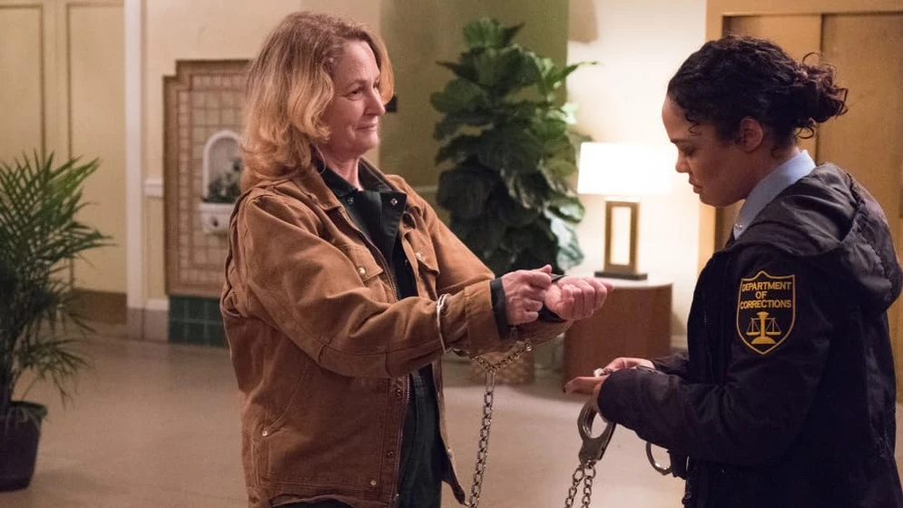 Melissa Leo y Tessa Thompson en el-permiso