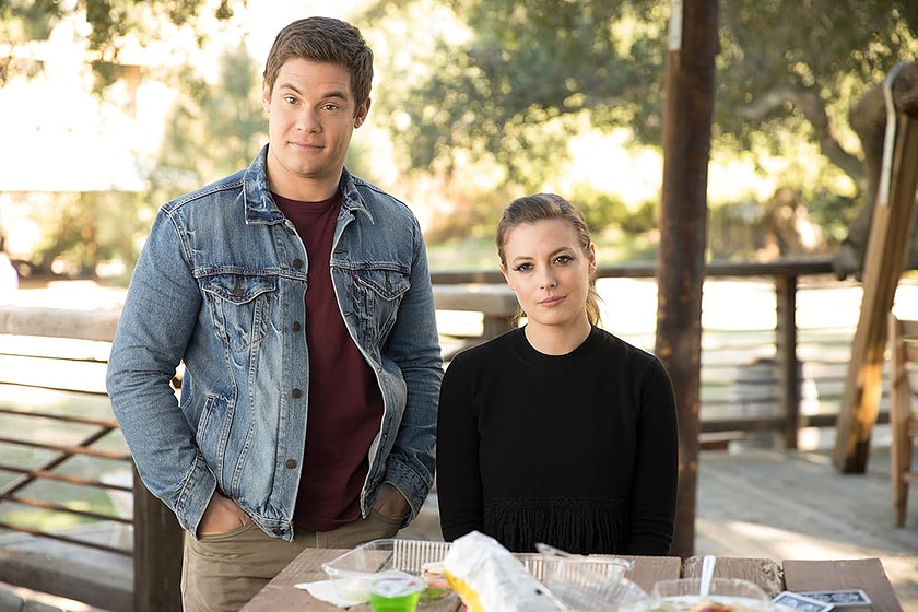 Gillian Jacobs y Adam DeVine en magic-camp