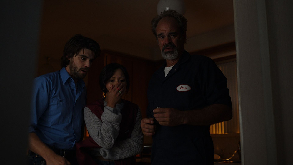 Steven Ogg, Daniel Doheny y Chelsea Clark en Scared Shitless