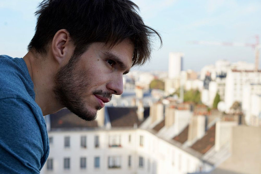 François Civil en Tan Cerca, tan Lejos