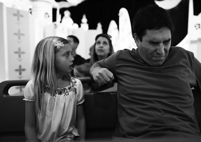 Roy Abramsohn y Katelynn Rodriguez en Escape from Tomorrow
