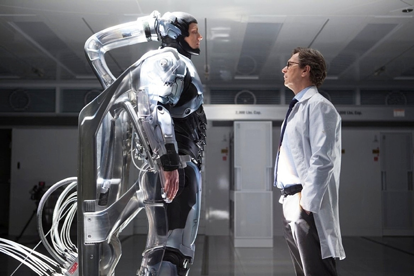 Gary Oldman y Joel Kinnaman en Robocop