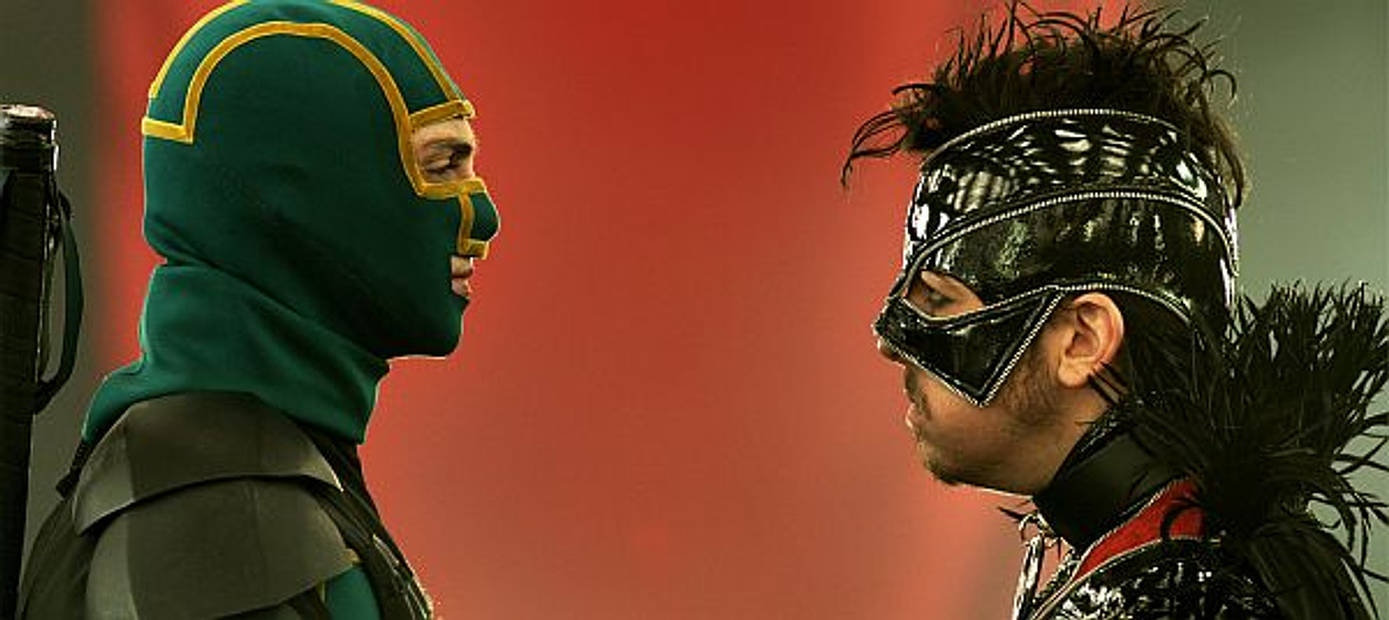 Aaron Taylor-Johnson y Christopher Mintz-Plasse en Kick-Ass 2, con un par