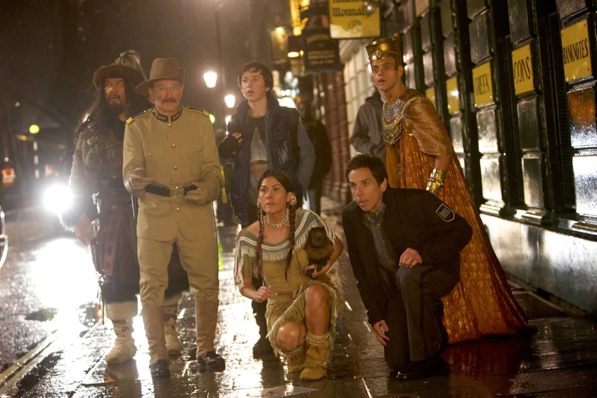 Robin Williams, Ben Stiller, Mizuo Peck, Patrick Gallagher, Skyler Gisondo y Rami Malek en noche-en-el-museo-el-secreto-del-faraon