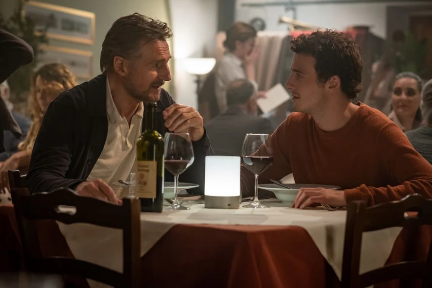 Liam Neeson y Micheál Richardson en una-villa-en-la-toscana
