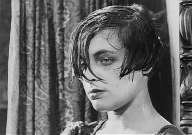 Lyudmila Semyonova en Cama y Sofá