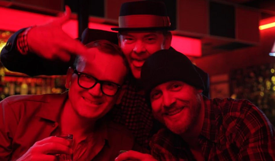 Ethan Embry, David Koechner y Pat Healy en juegos-sucios-cheap-thrills