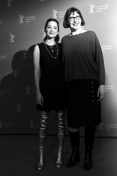 Marion Cotillard y Lucile Hadzihalilovic en The Ice Tower (Berlinale. Febrero 2025)