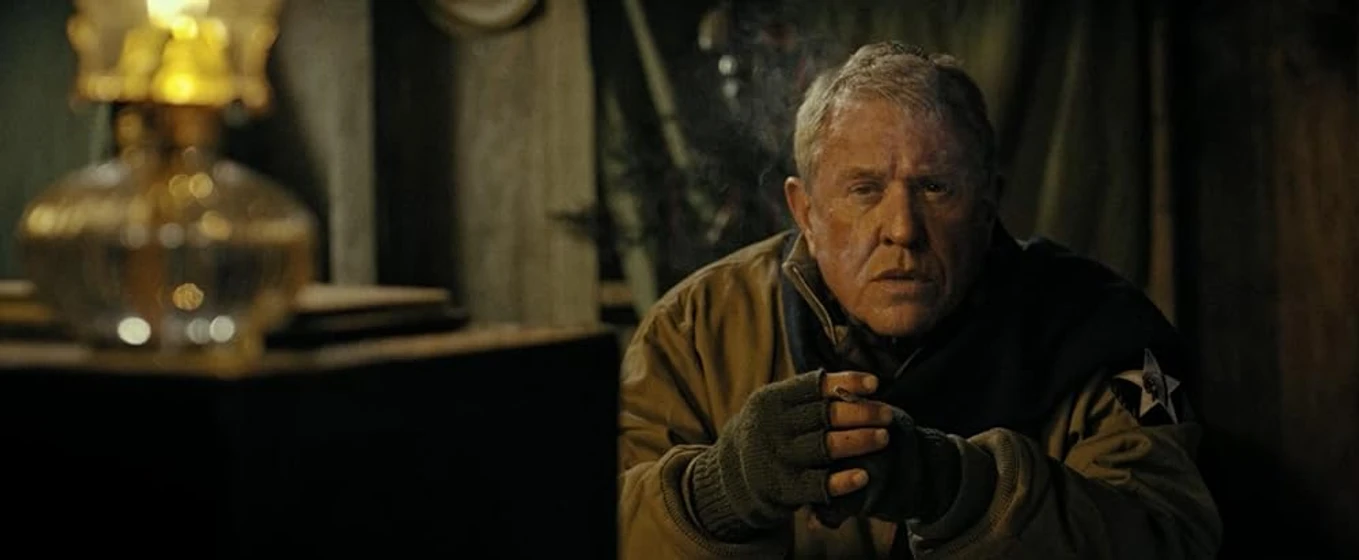 Tom Berenger en la-batalla-de-las-ardenas-guerra-invernal