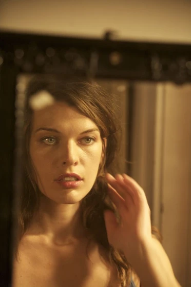 Milla Jovovich en stone