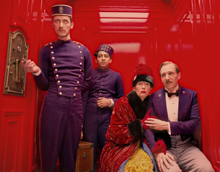 Ralph Fiennes, Tilda Swinton y Tony Revolori en El Gran Hotel Budapest