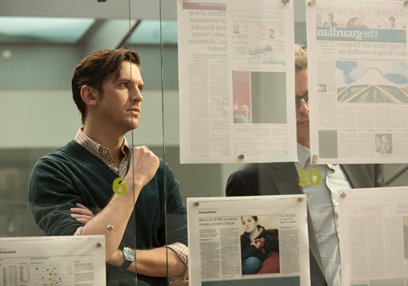 Peter Capaldi y Dan Stevens en El Quinto Poder