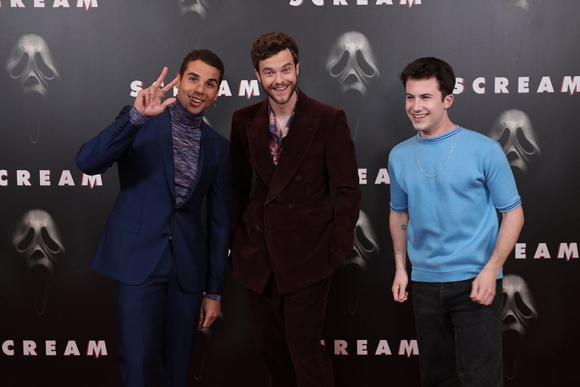 Dylan Minnette, Jack Quaid y Mason Gooding en Scream