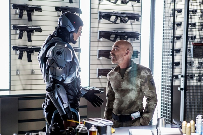 Jackie Earle Haley y Joel Kinnaman en Robocop