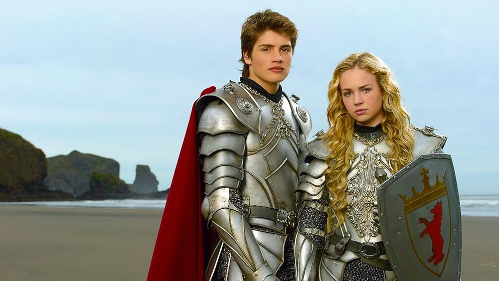 Britt Robertson y Gregg Sulkin en Avalon High