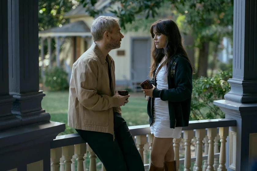 Martin Freeman y Jenna Ortega en miller-s-girl