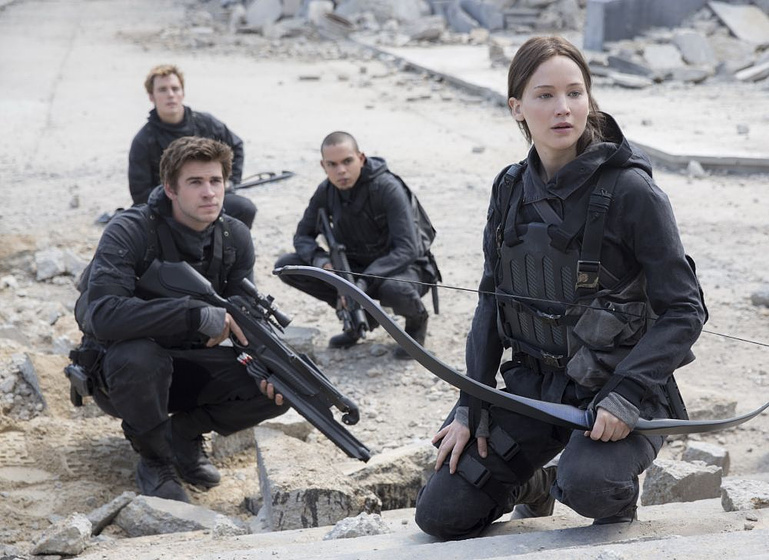 Elden Henson, Jennifer Lawrence, Liam Hemsworth y Sam Claflin en Los Juegos del Hambre: Sinsajo. Parte 2