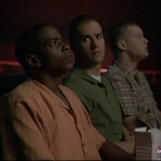 Keith Robinson y Mark-Paul Gosselaar en La Princesa y el Marine