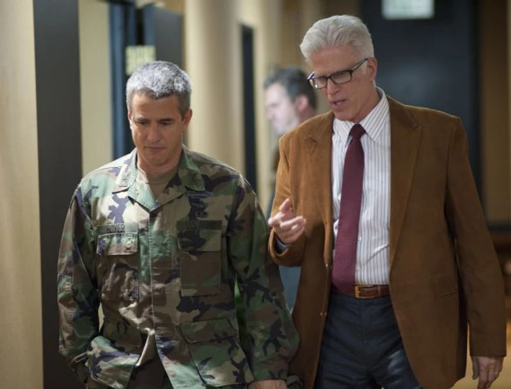 Dermot Mulroney y Ted Danson en una-aventura-extraordinaria