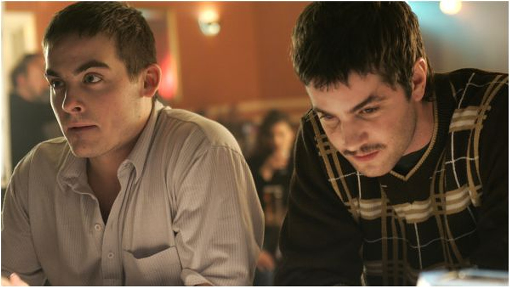 Kevin Zegers y Jim Sturgess en 50 Hombres Muertos