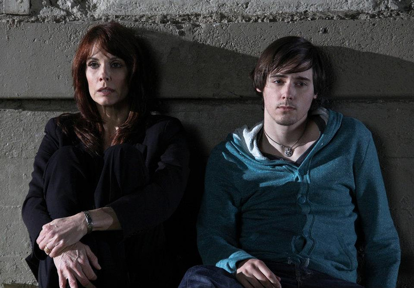 Alexandra Paul y Jake Thomas en Traición a los 17