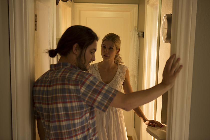 Rosamund Pike y Shiloh Fernandez en Devolver al Remitente
