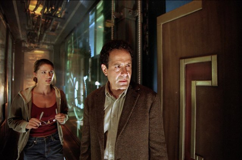 Tony Shalhoub y Shannon Elizabeth en 13 Fantasmas