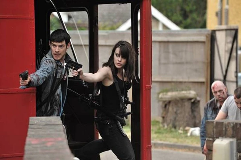 Michelle Ryan y Harry Treadaway en invasion-zombie