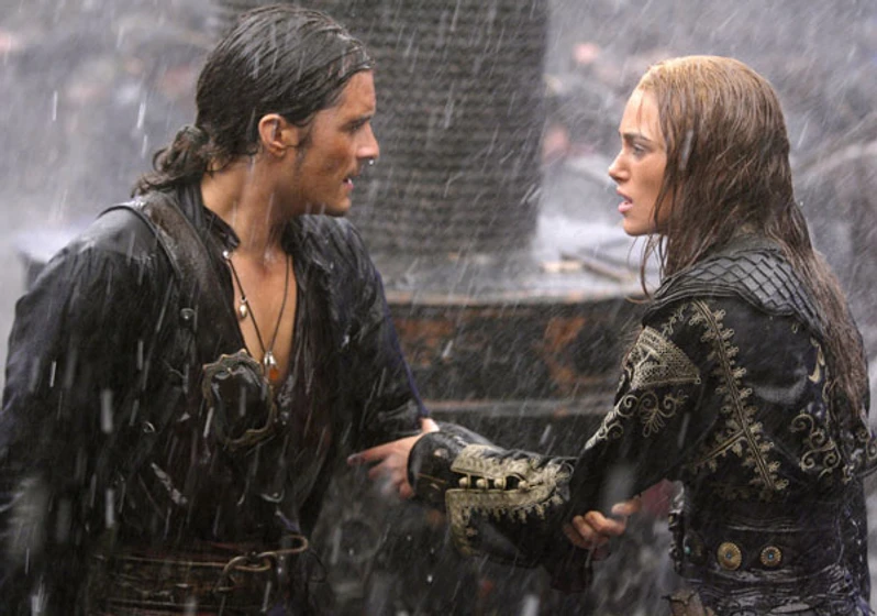 Keira Knightley y Orlando Bloom en piratas-del-caribe-en-el-fin-del-mundo