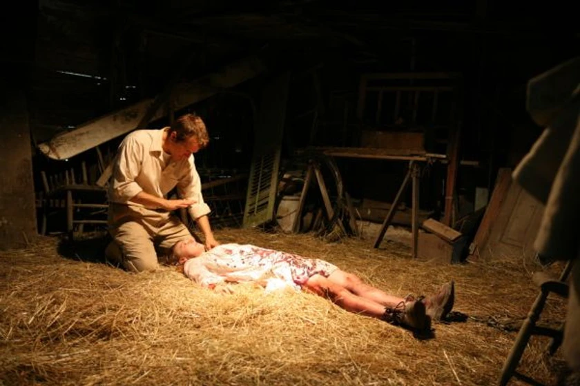 Patrick Fabian y Ashley Bell en el-ultimo-exorcismo