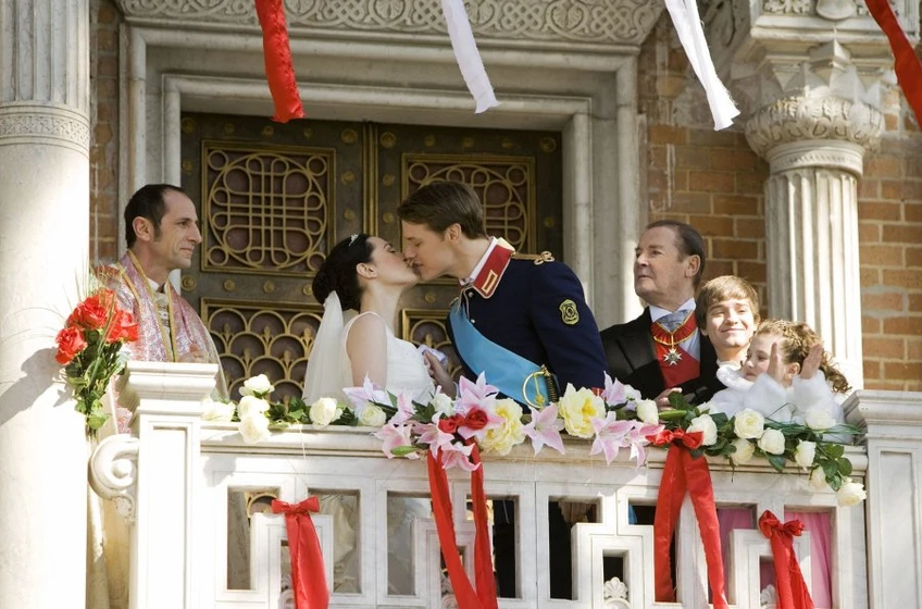 Roger Moore, Katie McGrath, Sam Heughan, Travis Turner y Leilah de Meza en La Princesa de Castlebury Hall