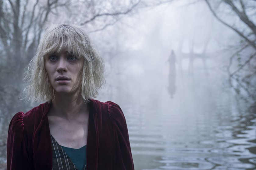 Mackenzie Davis en Otra vuelta de Tuerca