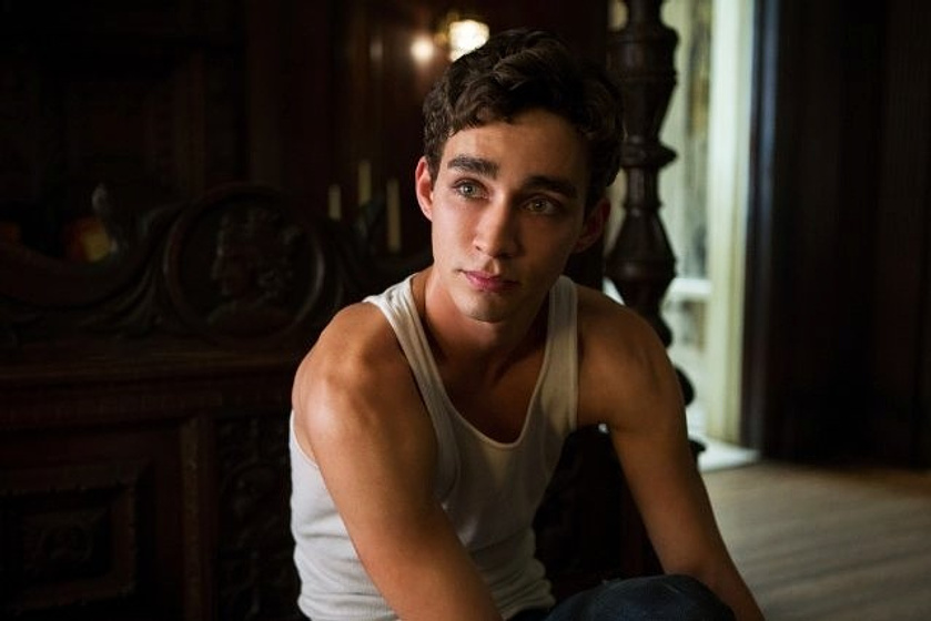 Robert Sheehan en Cazadores de sombras: Ciudad de hueso