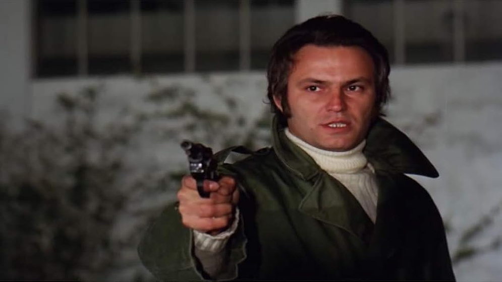 Ediz Hun en karate-girl