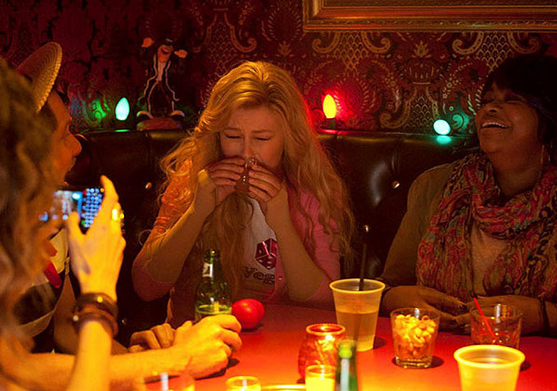 Octavia Spencer y Julianne Hough en Paradise