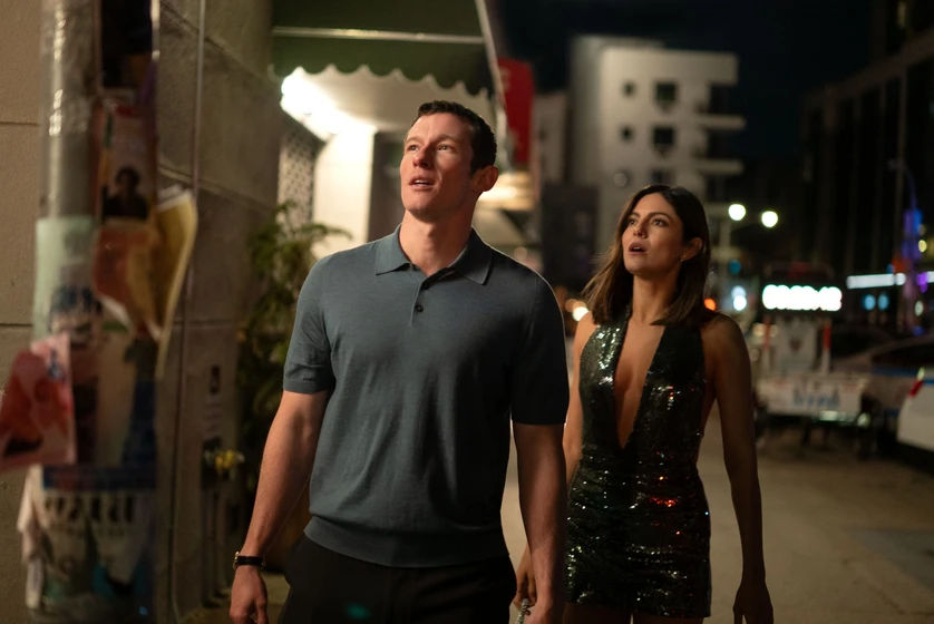 Callum Turner y Monica Barbaro en una-noche-al-ano