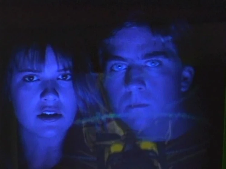 Megan Ward y Peter Billingsley en arcatron