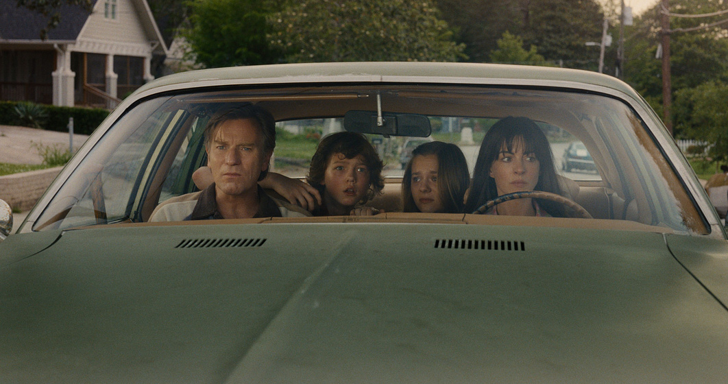 Ewan McGregor, Anne Hathaway, Christian Convery y Maisy Stella en el-final-de-la-calle-oak