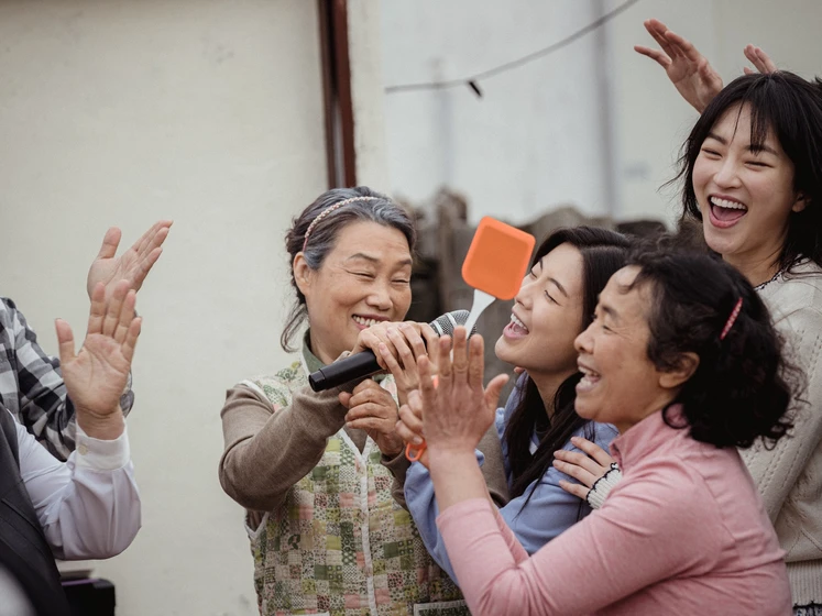 Yeong-hie Seo, Kim Ja-yeong y Lee Sun-bin en sumbisori