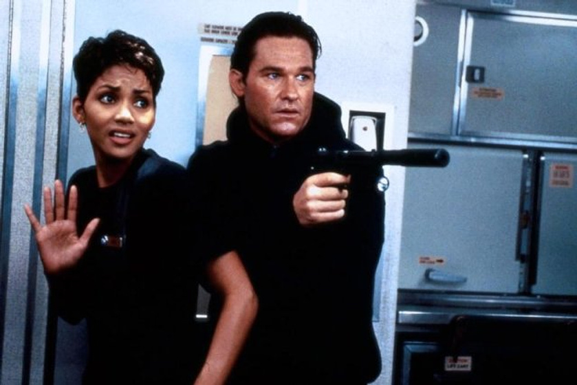 Kurt Russell y Halle Berry en Decisión Crítica