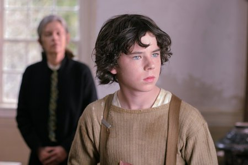 Geneviéve Bujold y Charlie McDermott en La Frontera del Contrabando