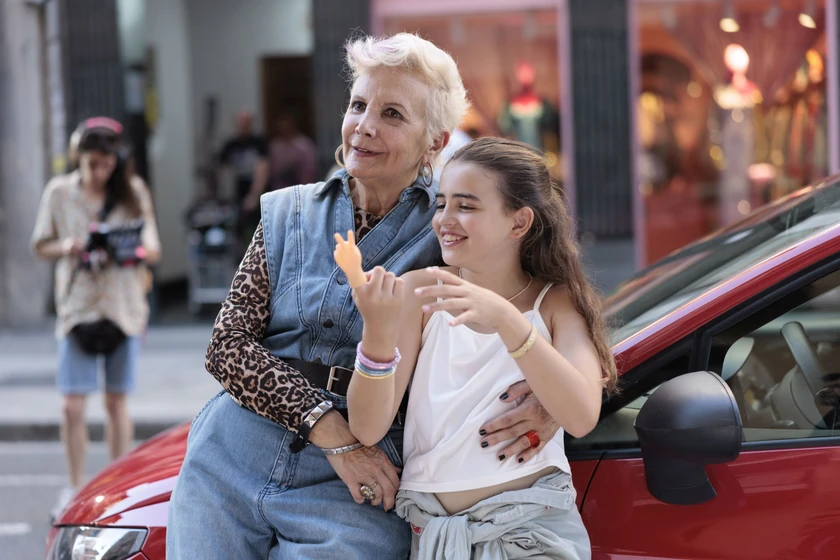 Elena Irureta y Carla Pastor en abuela-tremenda