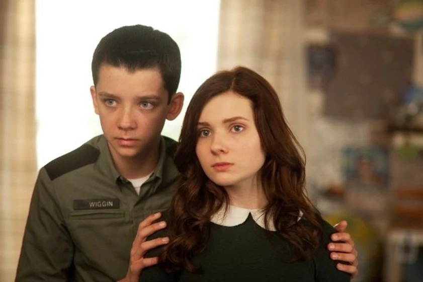 Abigail Breslin y Asa Butterfield en el-juego-de-ender