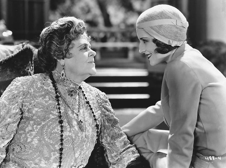 Marie Dressler y Norma Shearer en seamos-alegres