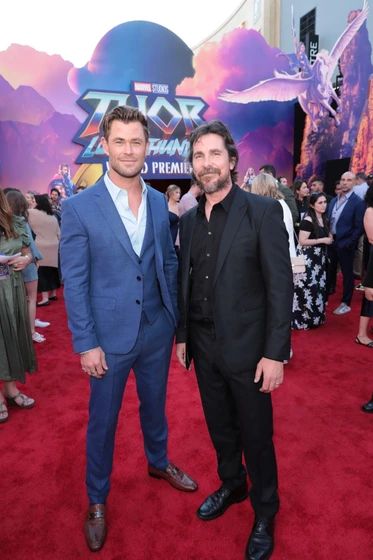 Christian Bale y Chris Hemsworth en thor-love-and-thunder (Premiere Mundial. Junio 2022)
